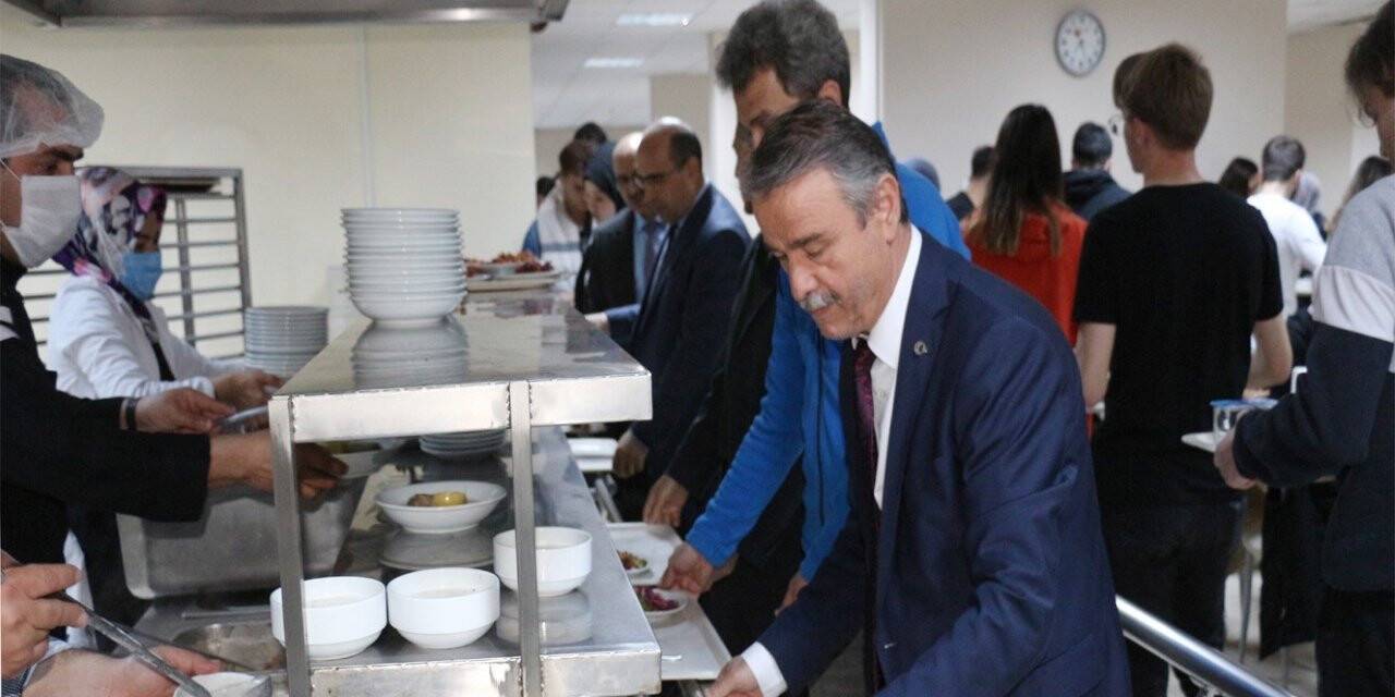 Rektör Elmacı öğrencilerle iftar yaptı