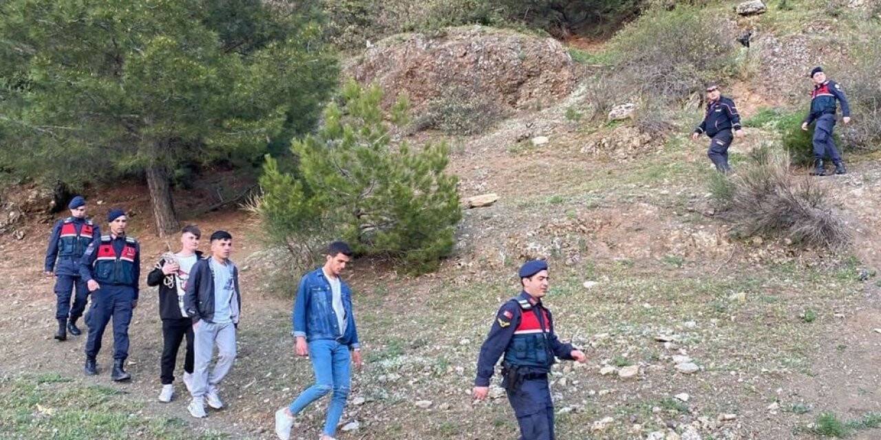 Spil’de mahsur kalan gençleri AFAD ve jandarma kurtardı