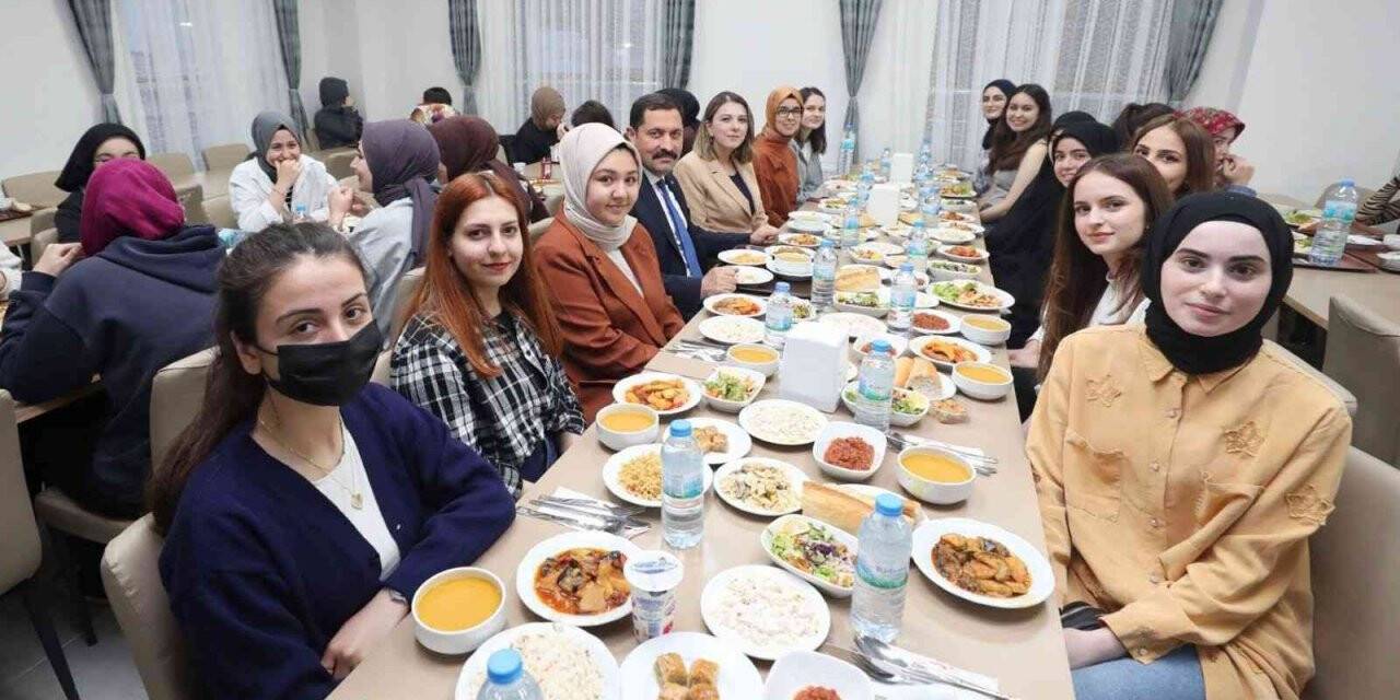 Vali Masatlı ve eşi, KYK yurdunda kız öğrencilerle iftar yaptı
