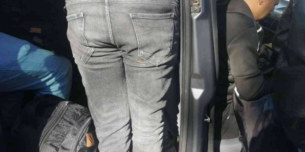 4 kişilik araçta 13 düzensiz göçmen yakalandı