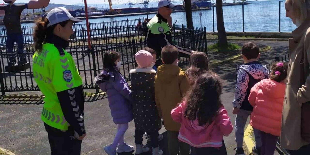 Minikler trafik kurallarını eğlenerek öğreniyor