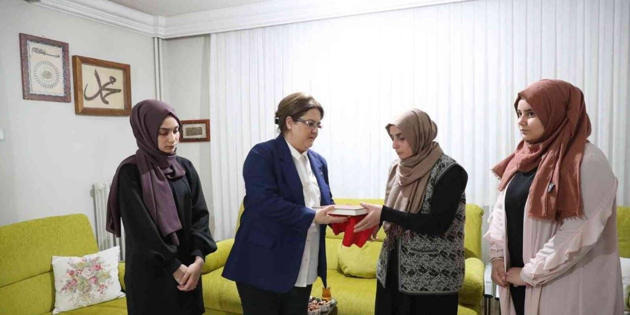 Bakan Derya Yanık ve Bakanlık yöneticileri şehit aileleriyle iftarda buluştu