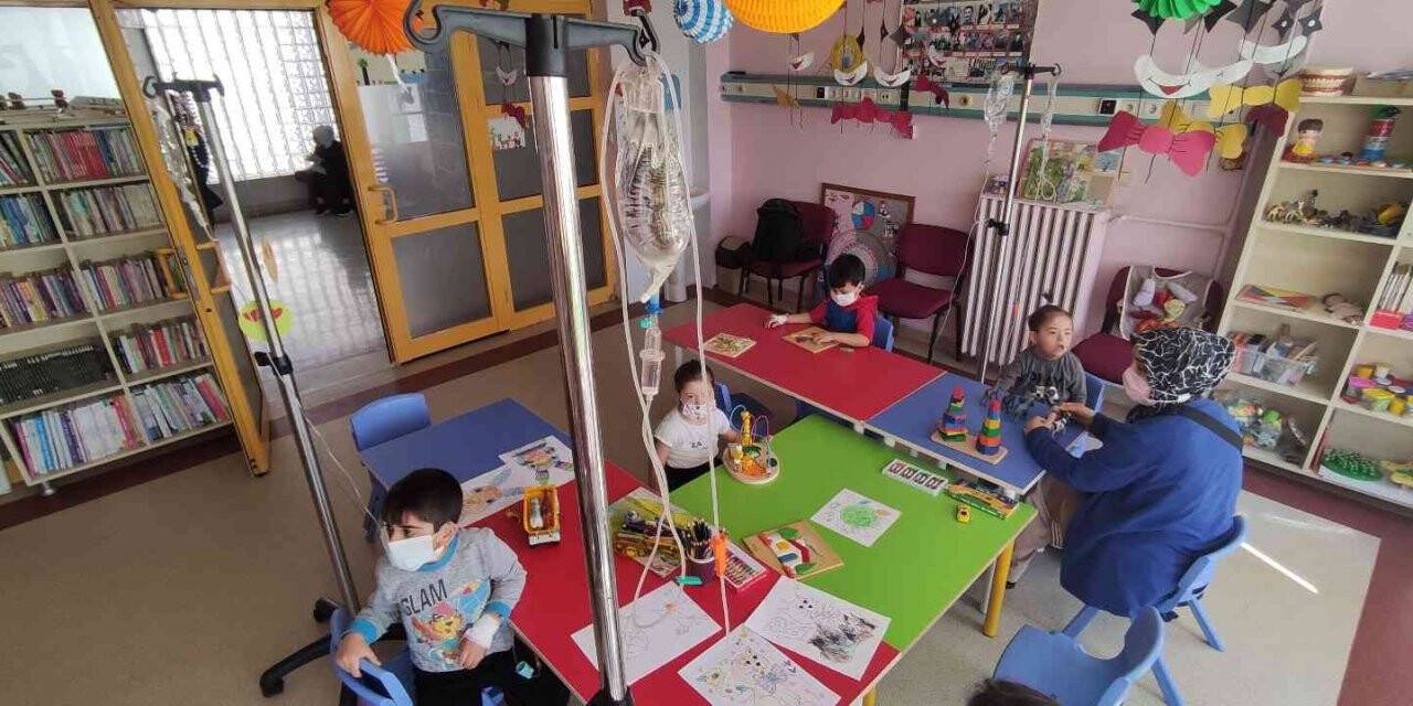 Bu sınıfta çocuklar ellerinde serumlarla eğitim görüyor