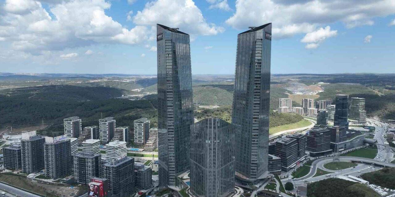 İstanbul’da işçilerin zorlu gökdelen mesaisi