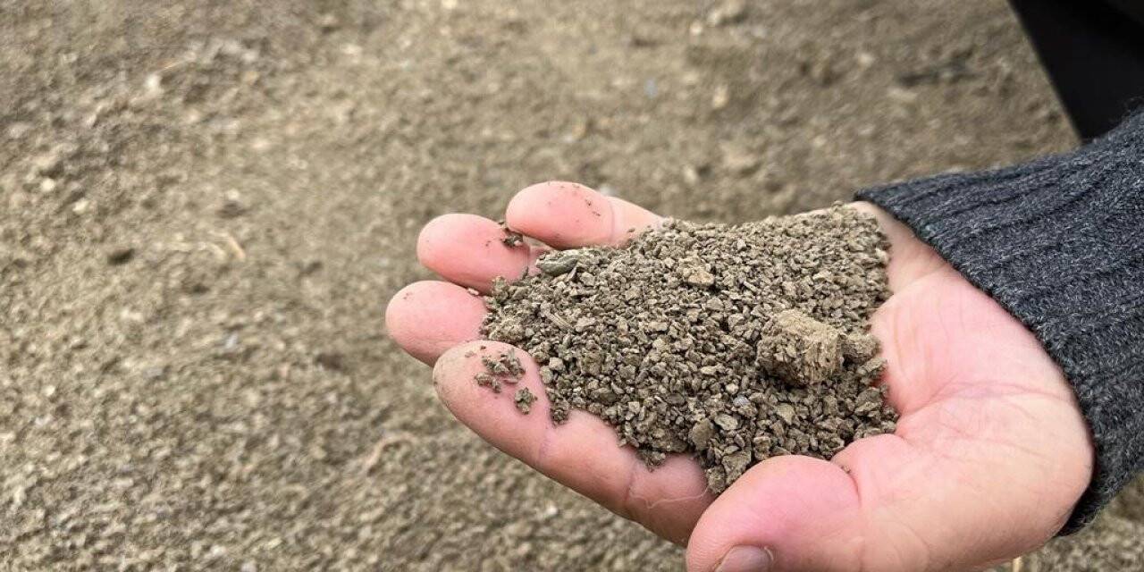 Rüzgarla birlikte kuruyan toprak çiftçiyi şaşkına çevirdi