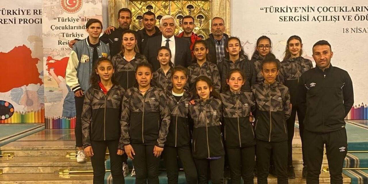 Kilis’in bayan futbol takımı TBMM’de