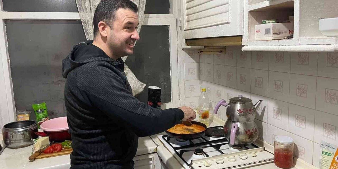 Bağatar, sahurda konuk olduğu öğrenci evinde menemen pişirdi