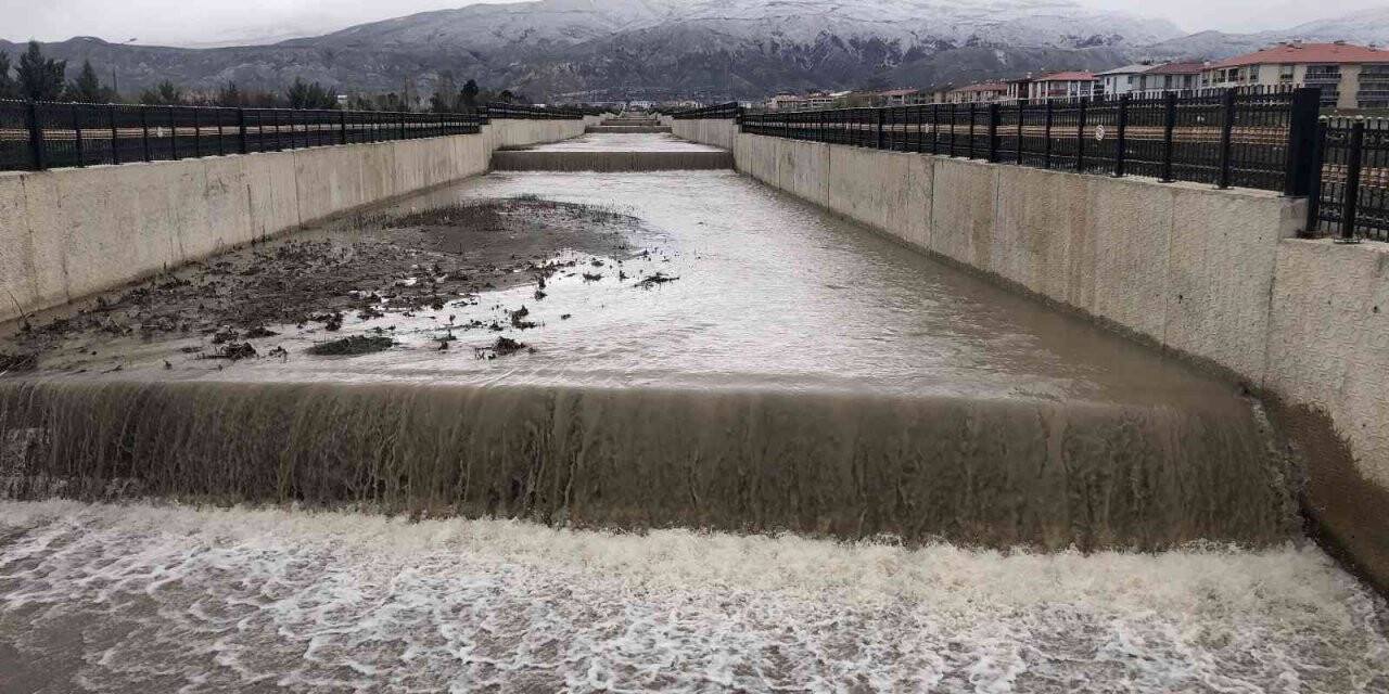 Kuruyan Vasgirt deresinden sel akıyor