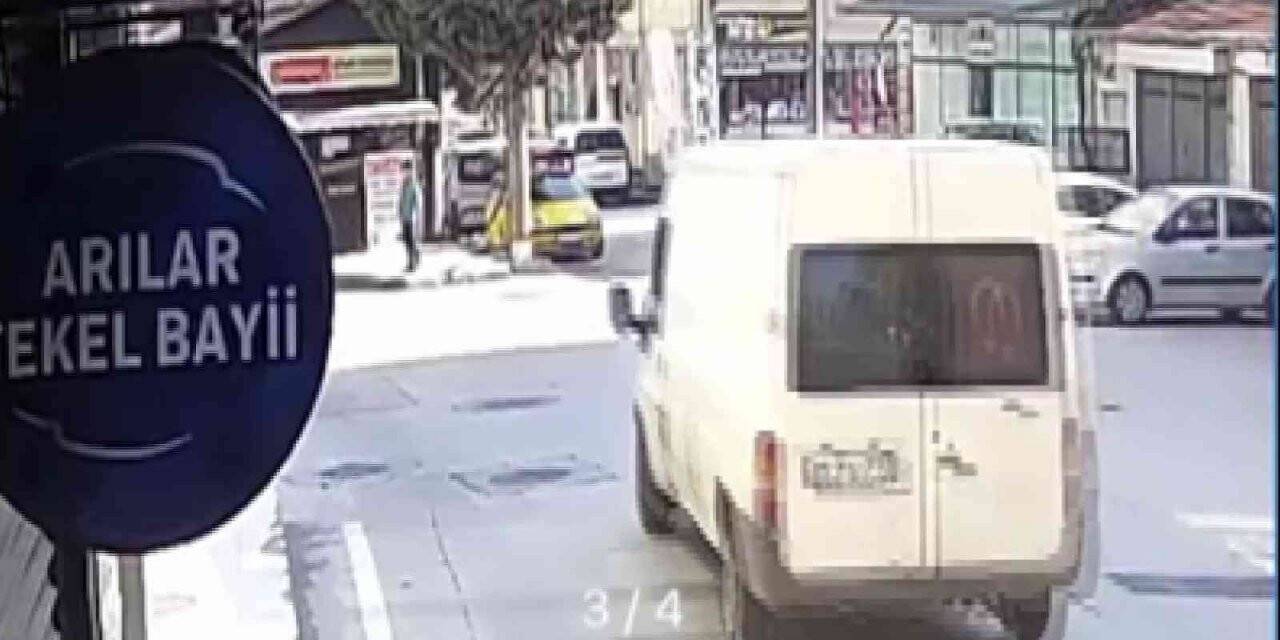 Freni boşalan minibüs ağaca çarparak takla attı. O anlar güvenlik kamerasına yansıdı