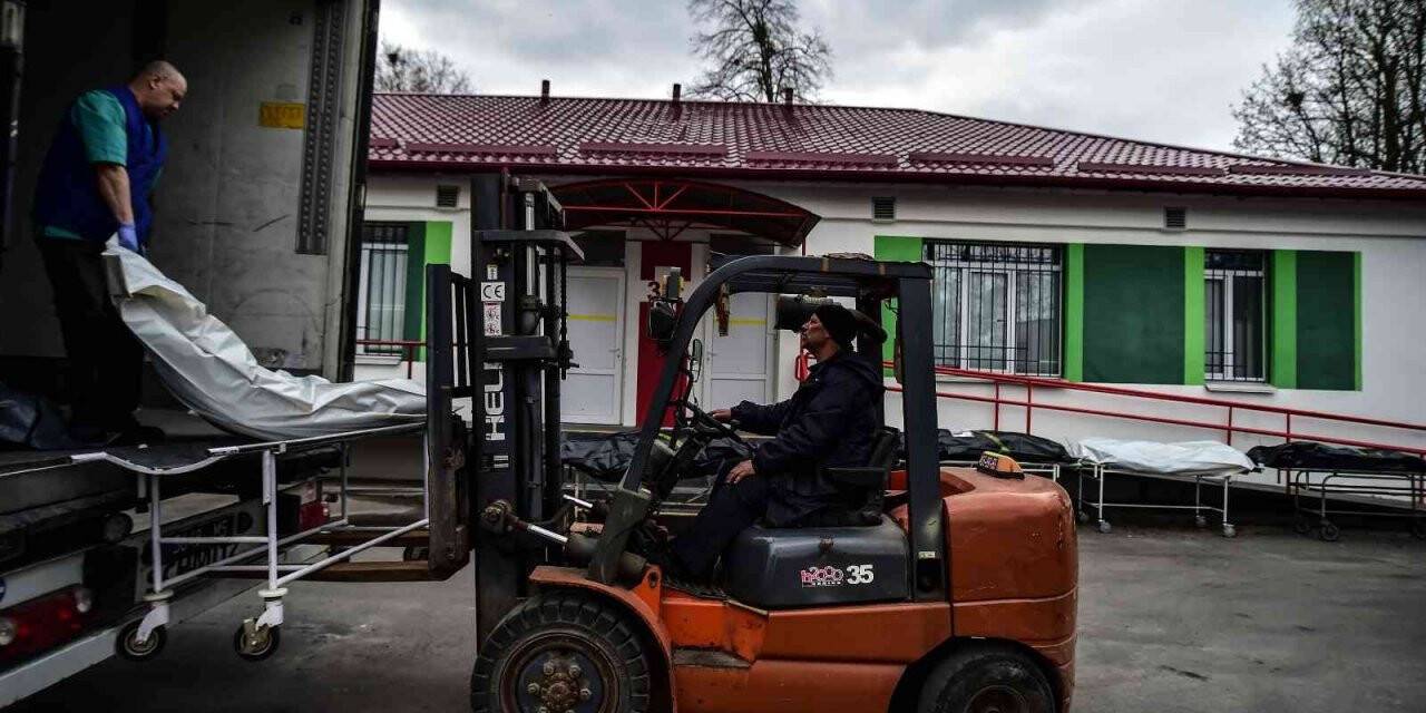 Bucha’da cesetler tırlara forkliftlerle taşınıyor