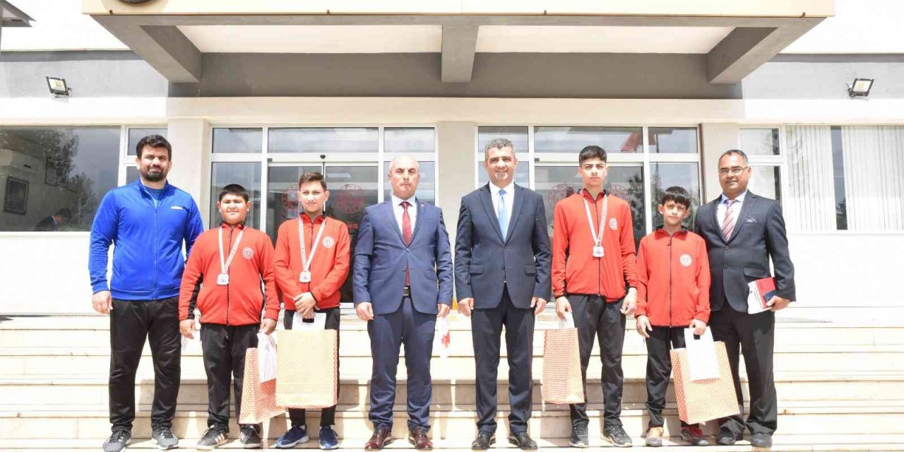 Denizli’nin genç güreşçilerinden minderde 4 madalta