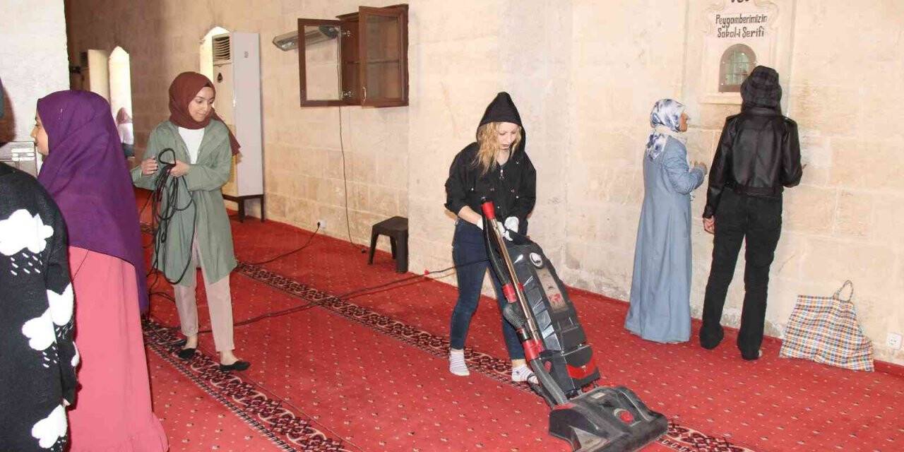 Mardin’de üniversite öğrencileri tarihi Ulu Cami’yi temizledi