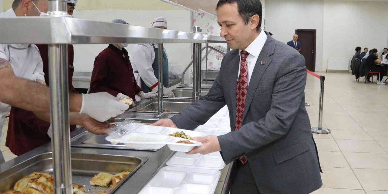 ERÜ Rektörü Çalış, öğrencilerle iftar yaptı