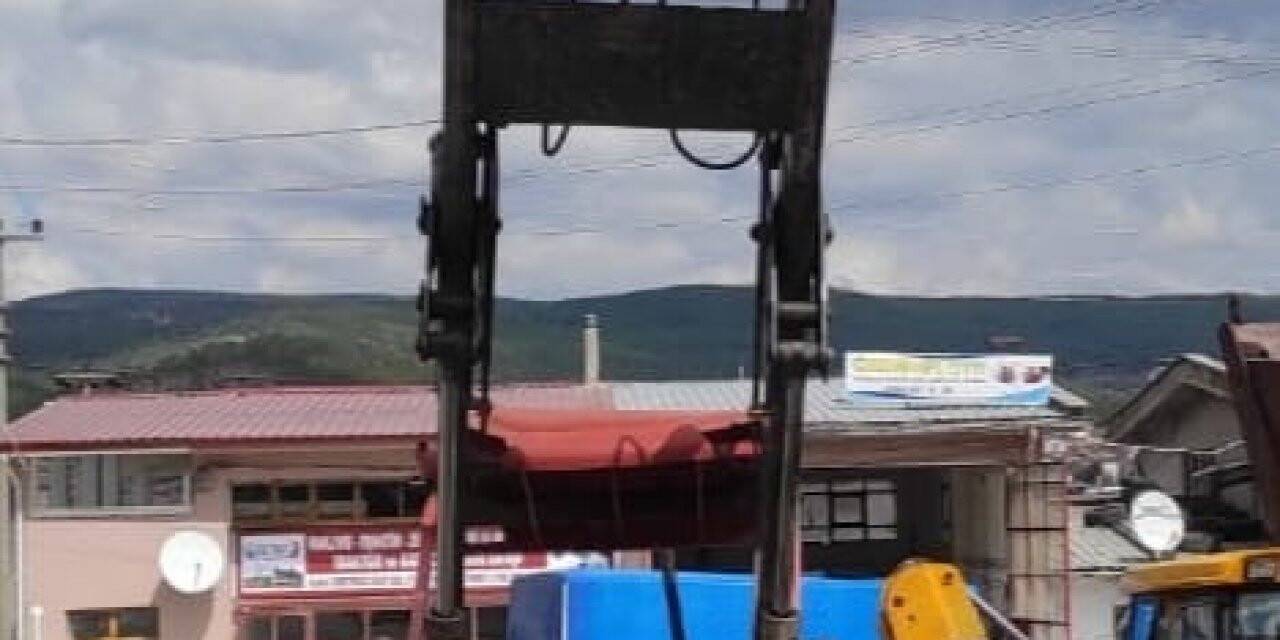 Tomruk yükleyici çalan hırsızlar jandarmadan kaçamadı: 3 gözaltı