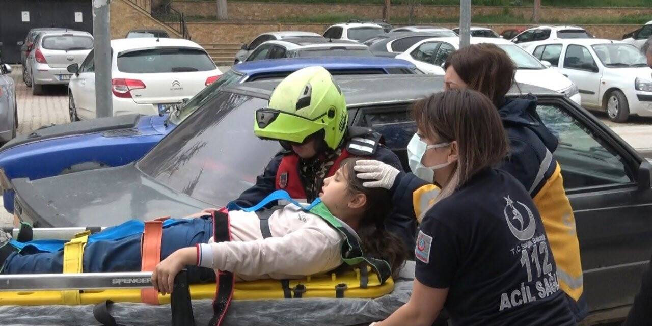 Koşarak caddeye çıkan 8 yaşındaki çocuğa araba çarptı