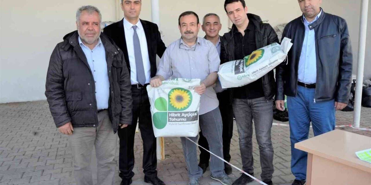 Afyonkarahisar’da 13 bin 400 kilogram ayçiçek tohumu dağıtıldı