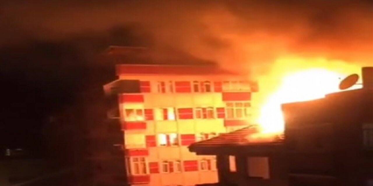 Küçükçekmece’de alevler geceyi aydınlattı