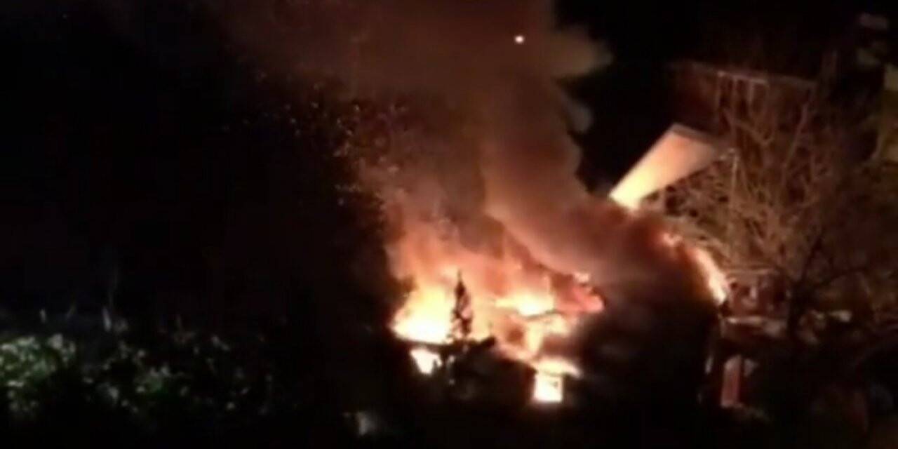 Ayancık’ta tek katlı ev alev alev yandı