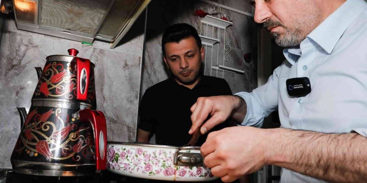 Sincan Belediye Başkanı Ercan, öğrencilere menemen yaptı