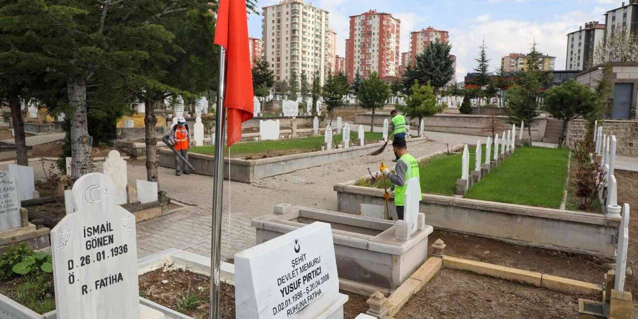 Talas’ta mezarlıklar bayrama hazırlanıyor