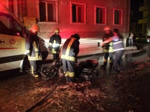 Motosiklet, sürücüsü üzerindeyken alev aldı