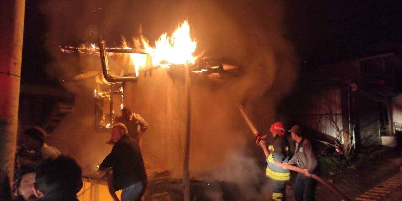 Yanan evden vatandaşların kurtardığı yaşlı adam hastanede hayatını kaybetti