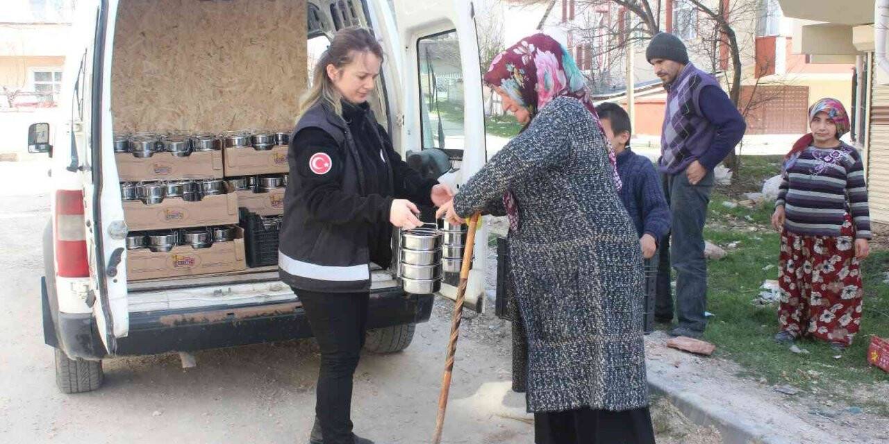Bu ilçede bakıma muhtaç ve ihtiyaç sahibi aileler sıcak yemeksiz bırakılmıyor