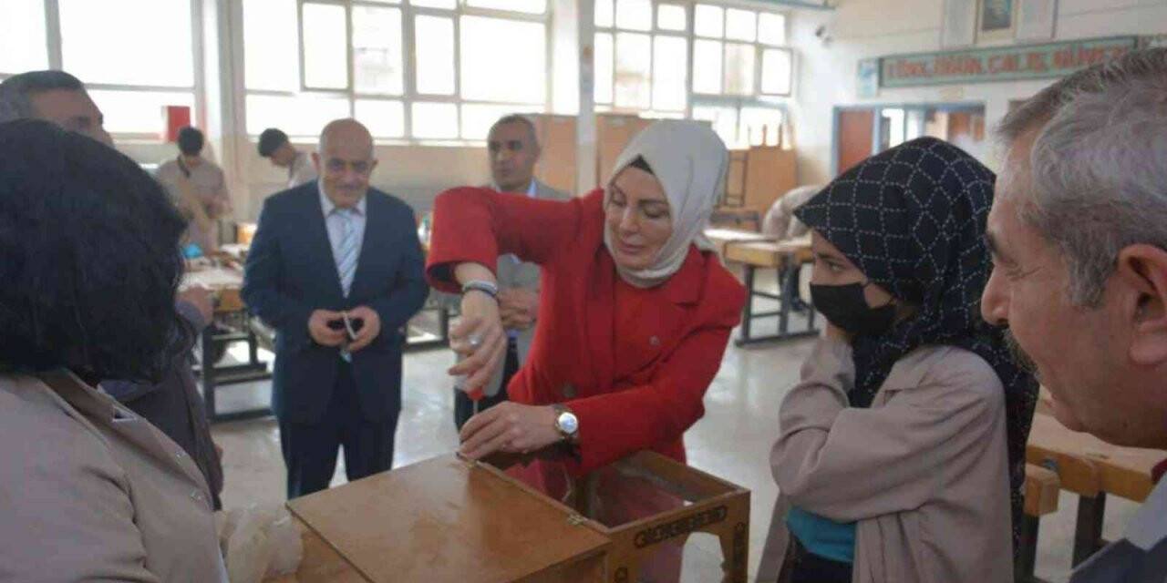 Eline aldığı tornavida ile örnek oldu