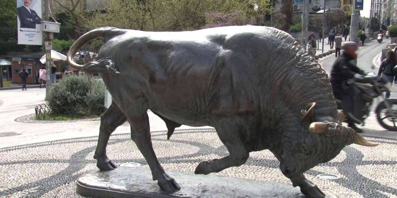 Kadıköy’ün sembolü Boğa Heykeli tahrip edildi