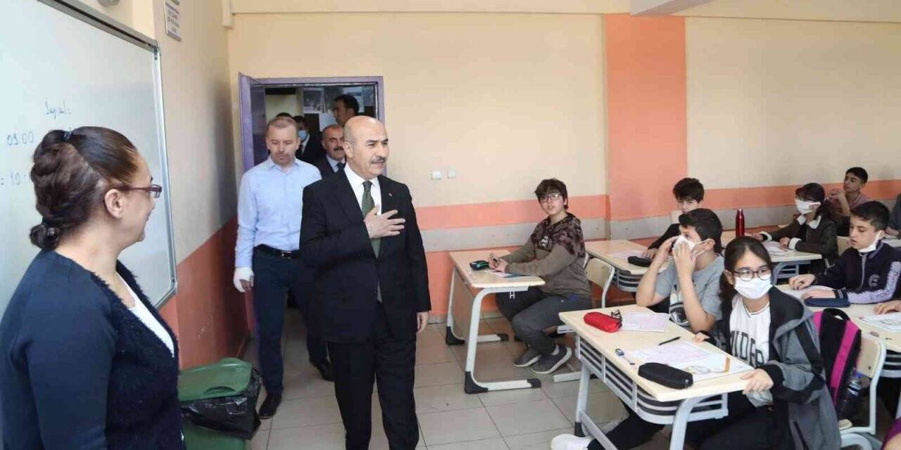 Vali Demirtaş, sınava giren öğrencilerle bir araya geldi