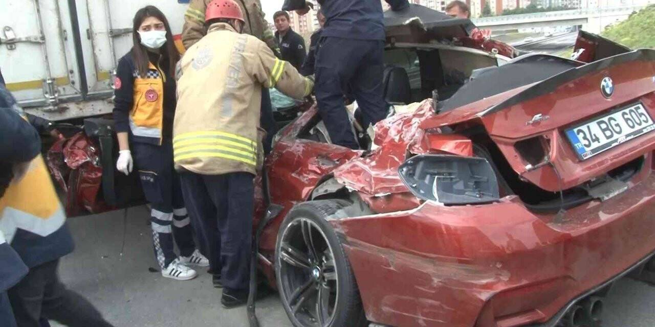 Başakşehir’de lüks otomobil tıra ok gibi saplandı: 1 ölü, 1 ağır yaralı