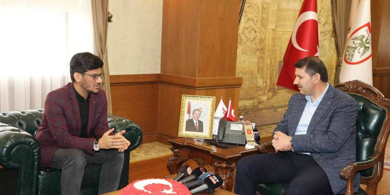 Vekil imam Ezanı Güzel Okuma Yarışmasında dünya birincisi oldu