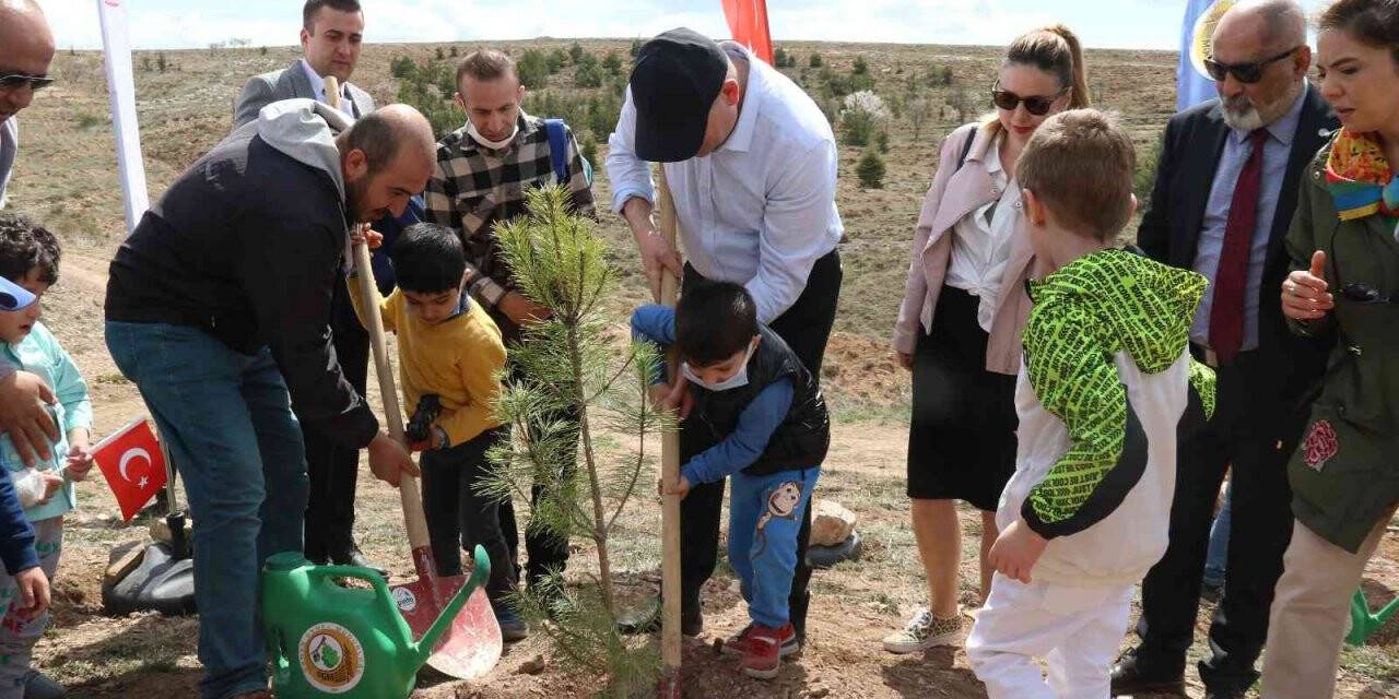 Özel çocuklar 23 Nisan’ı kendi adlarına diktikleri fidanlarla kutladı