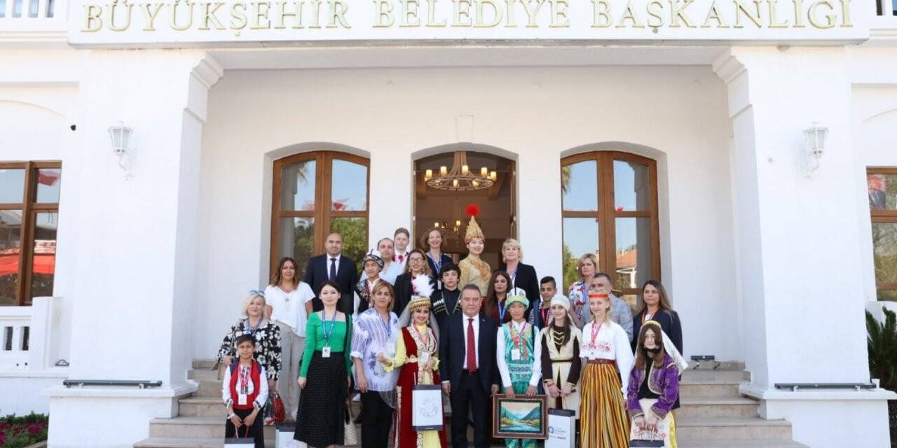 23 Nisan için Dünyanın dört bir yanından gelen çocuklar, Başkan Böcek’le buluştu