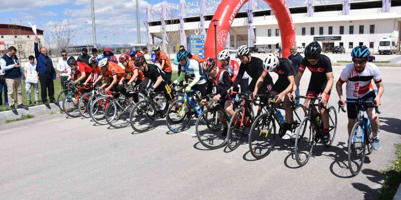 Afyonkarahisar’da okullar arası bisiklet yarışları tamamlandı