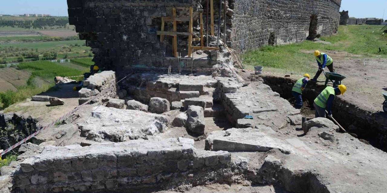 Diyarbakır’da restorasyon çalışmalarında sur duvarları ve payandaların izleri ortaya çıktı