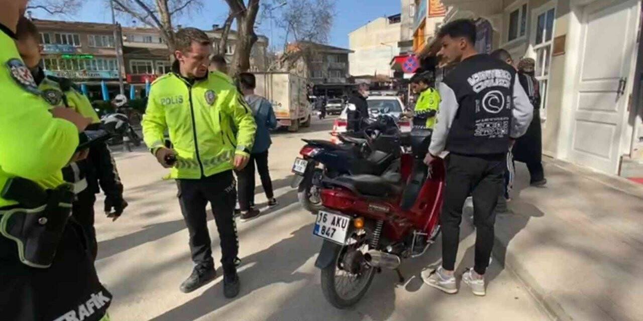 Plakasını boyayıp değiştirdi, polis ekipleri bile şaşırdı...