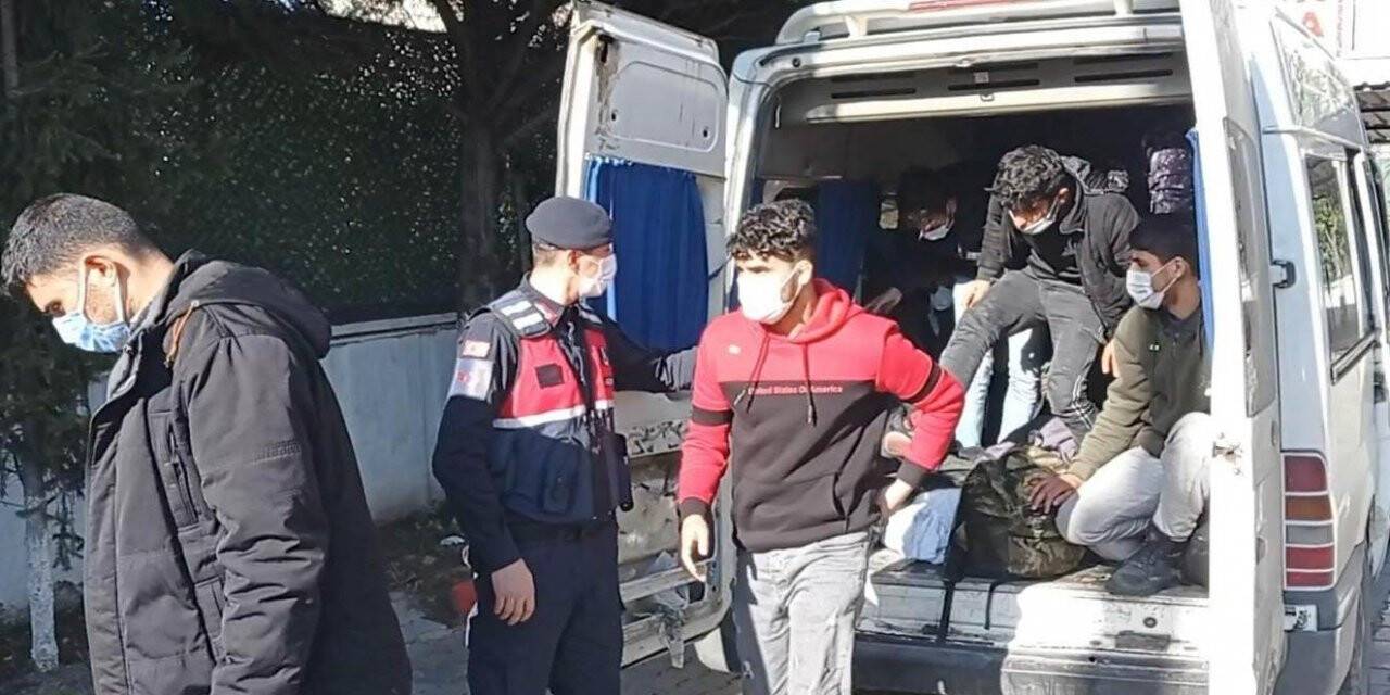 Minibüste 28 kaçak göçmen yakalandı