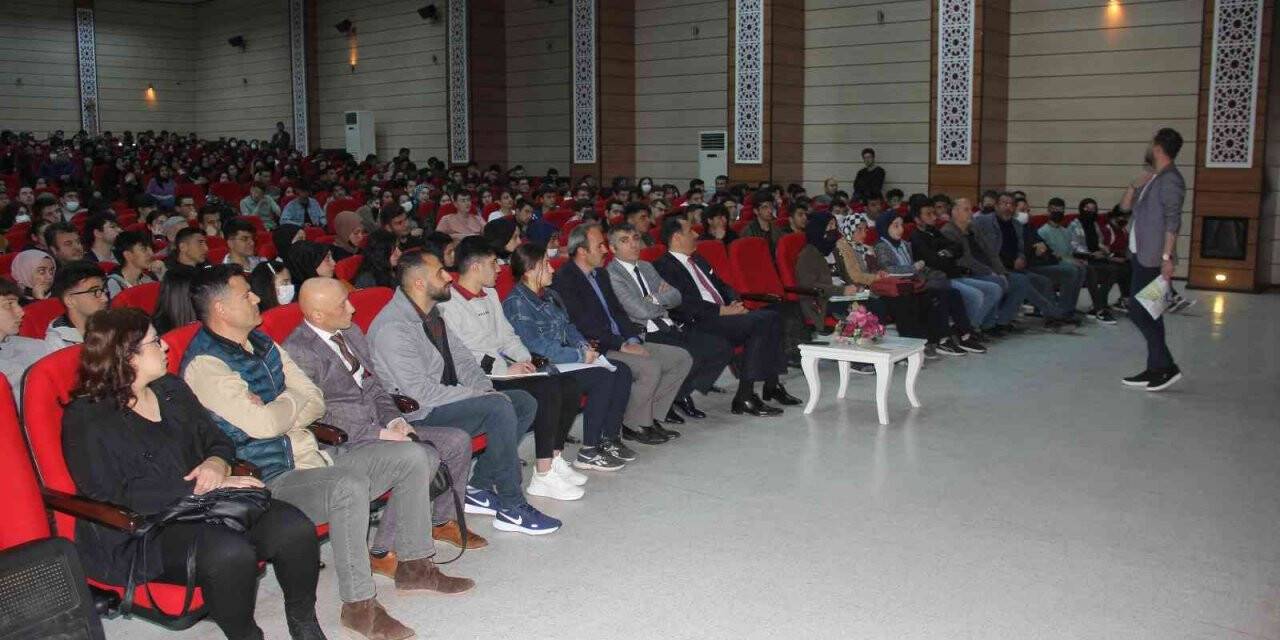 YKS’ye hazırlanan öğrencilere sınav öncesi motivasyon semineri