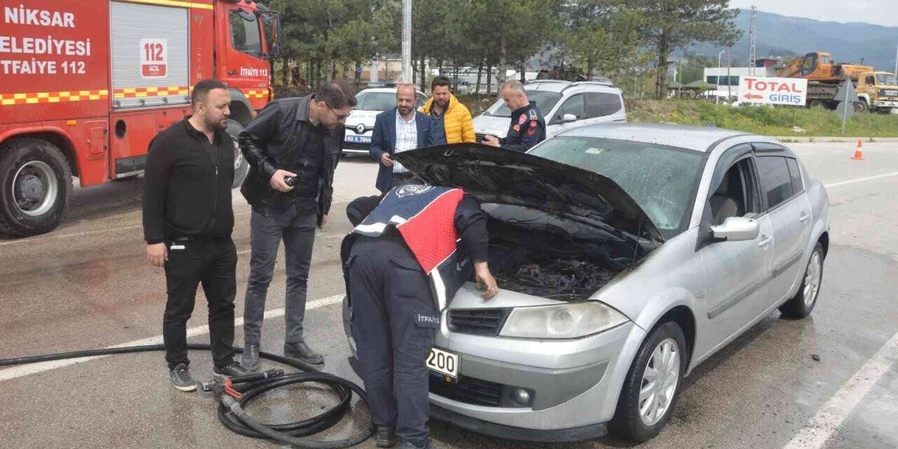 Kırmızı ışıkta beklerken alev alev yandı