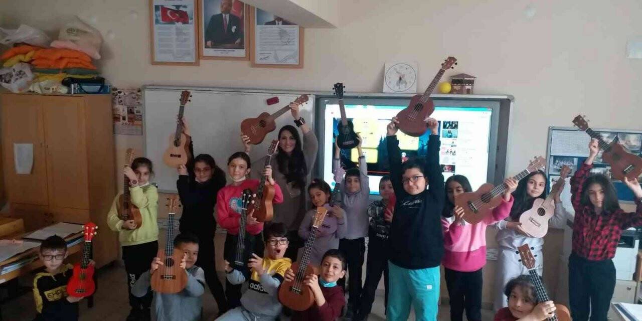 23 Nisan için özel şarkı bestelediler