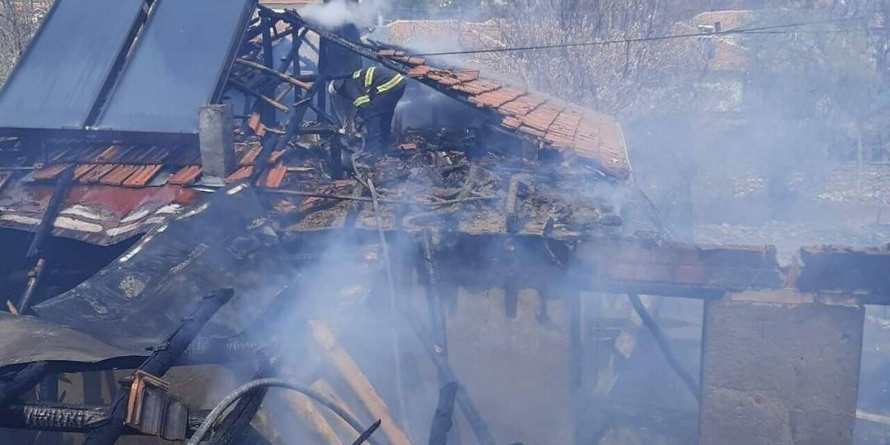 Akçakent’te yangın; bir ev küle döndü, büyükbaş hayvan telef oldu