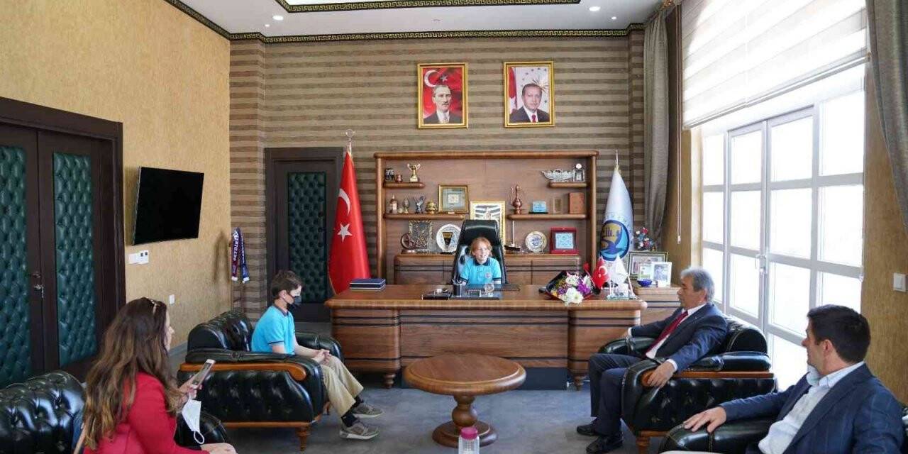 Başkan koltuğuna oturan çocuklar yatırımları konuştu