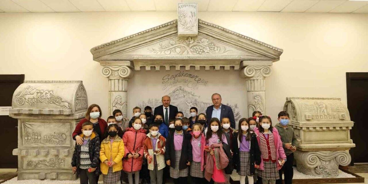 Başkan Otgöz, “23 Nisan tüm dünya çocuklarını kucaklayan eşsiz bir bayram”