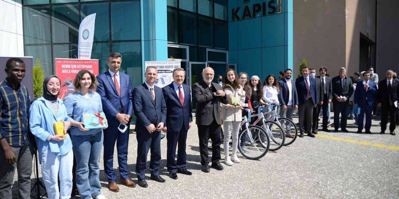 Bursa’da Kütüphane Haftası’nda öğrenciler ödüle doydu