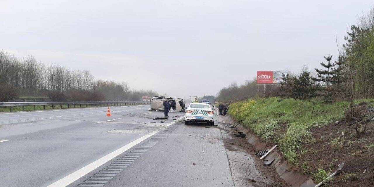 TEM’de otomobil devrildi: 4 yaralı