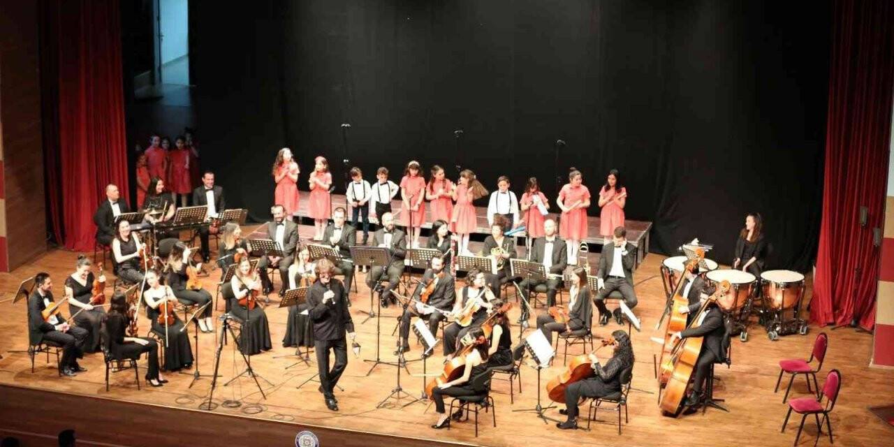 Büyükşehir Çocuk Korosu İlk Konserini Verdi