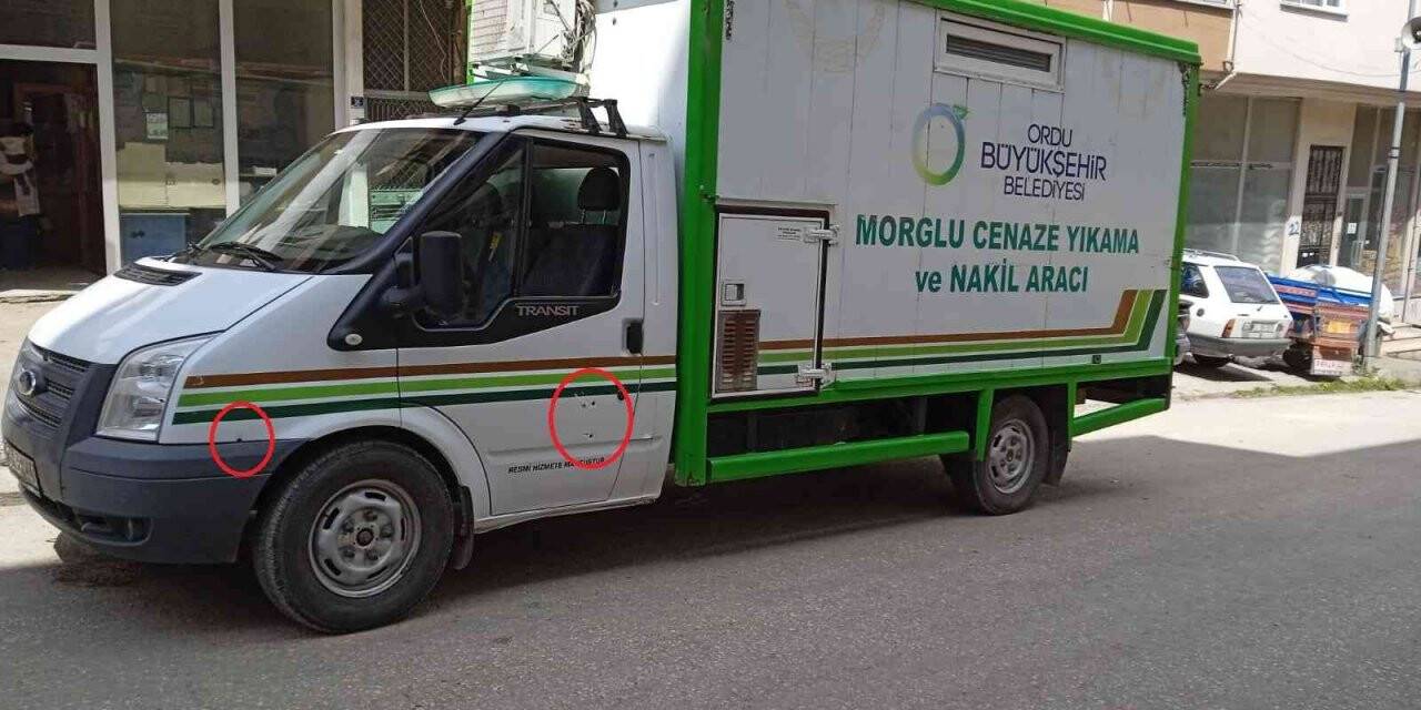 Cenazeyi defin yeri anlaşmazlığında cenaze aracı kurşunlandı