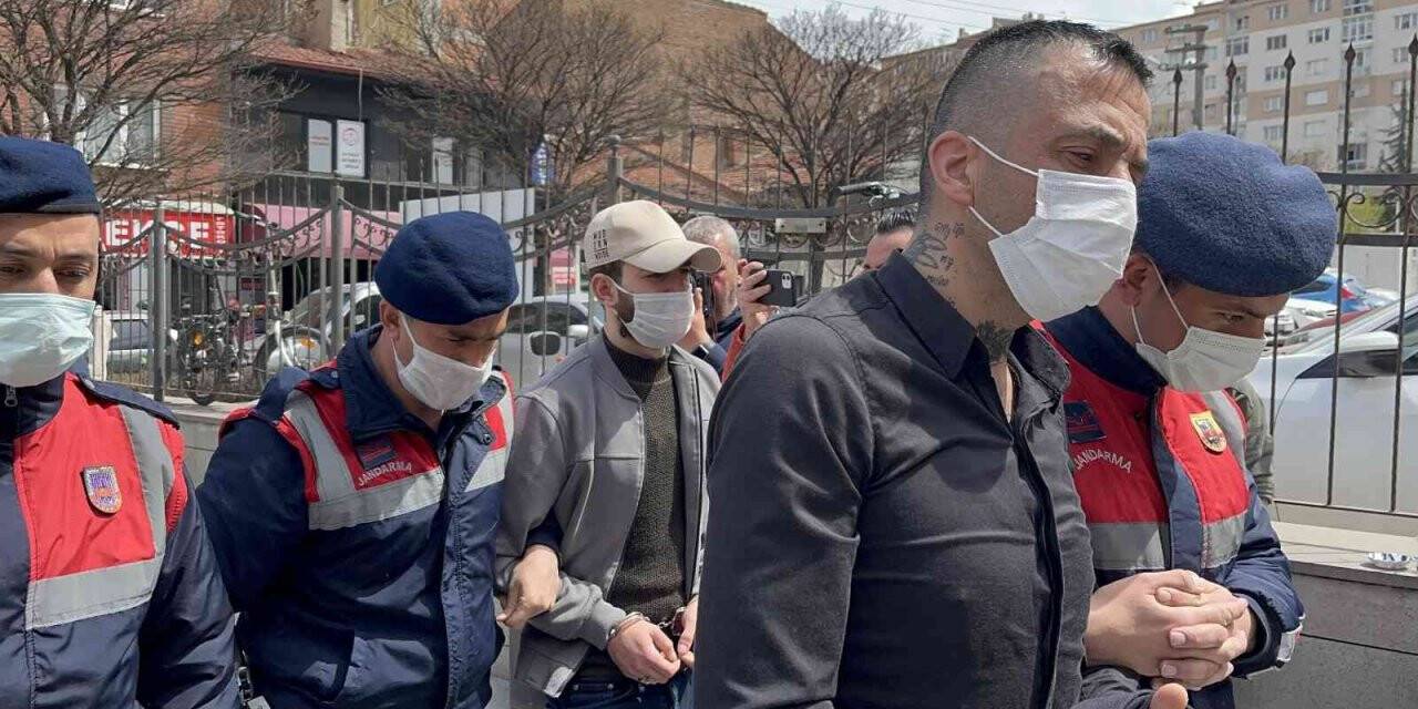 Evlerinden uyuşturucu satışı yaptıkları iddiasıyla yakalandılar