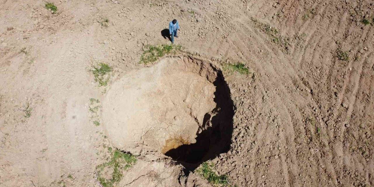 Tarlada oluşan dev obruk çiftçiyi korkuttu